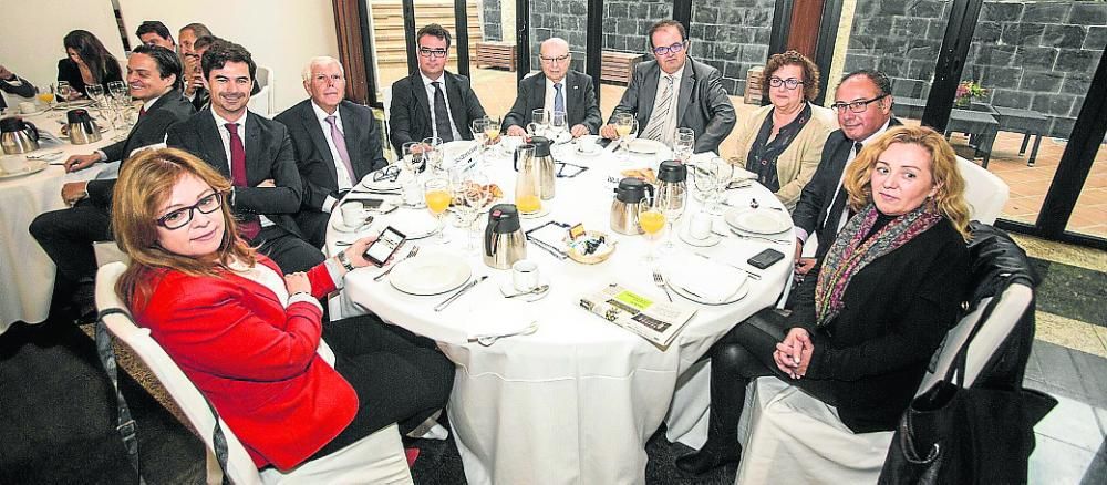 La directora de Comunicación de Ineca, Susana de Juan; el secretario general de Ineca, Pedro Menarguez; el director estratégico del Grupo Esatur, José Trigueros; el abogado del Grupo Esatur, Pablo Sánchez Chillón; el presidente de J’Hayber, Rafael Bernabeu; el secretario general de FAES-CV, Diego Menor; la directora de la Federación Provincial de Transportes Interurbanos de Alicante, Isabel Candela; el presidente de Aesec, José Rizo; y la directora de Abia Argumentos, Susana Abia.