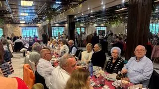 Los pensionistas de Lugones homenajean a su "jubilado mayor" en su gran fiesta anual