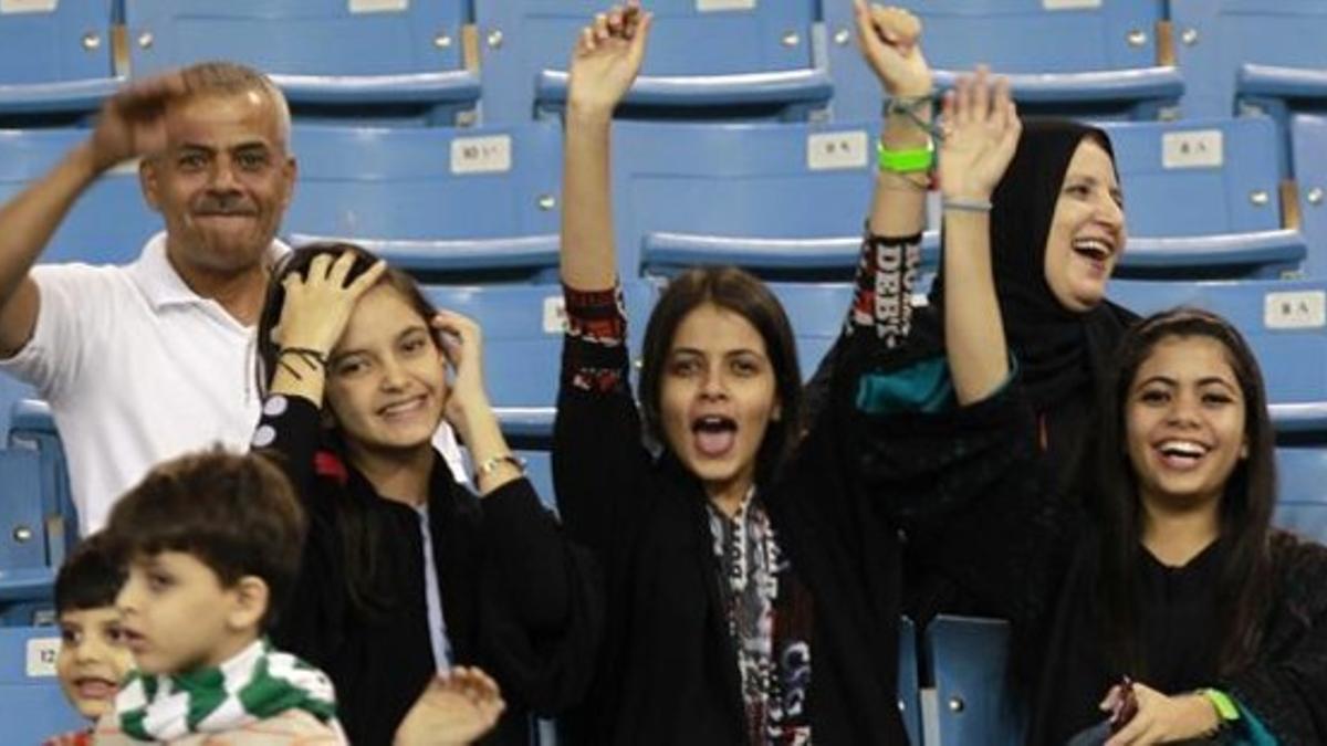 Mujeres saudís animan a su selección de fútbol en el partido amistoso contra Argentina, el día 14 en Riad.