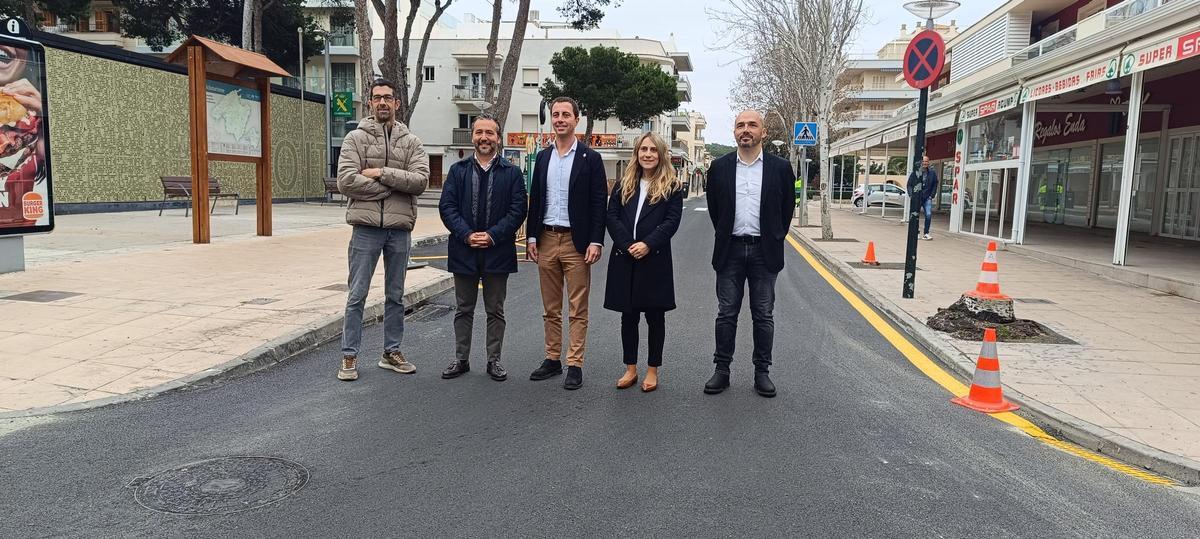 Foto de familia de la visita de las autoridades a las obras de mejora.