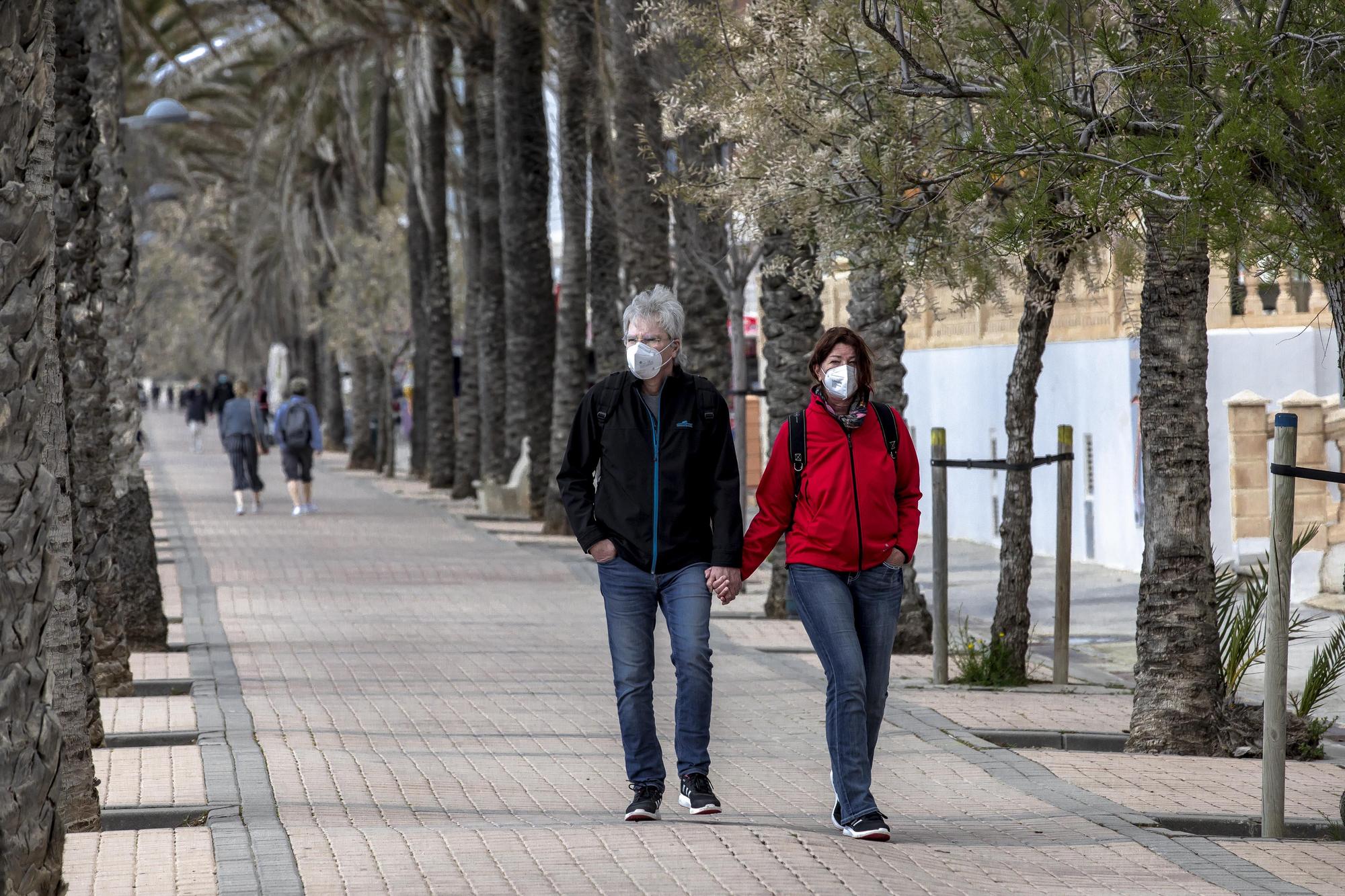 Ajenos a la controversia, los turistas alemanes se refugian en Platja de Palma