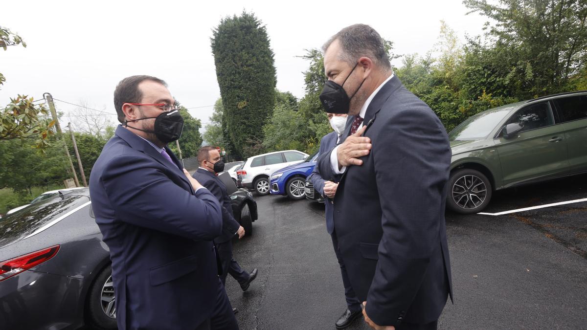 Entrega del premio "Oventese del año" al presidente la Cámara de Comercio, Carlos Paniceres