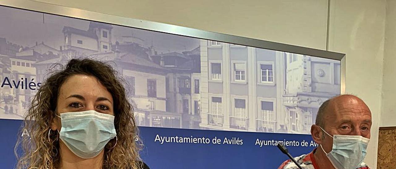 Los concejales de Cambia Avilés Tania González y Agustín Medina, ayer, en la presentación de sus propuestas para los fondos europeos.