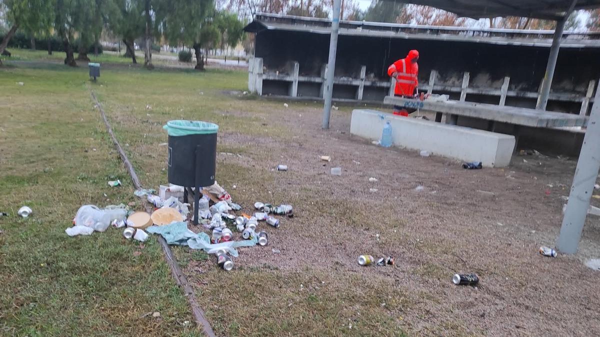 Basura en la zona, justo fuera de la papelera.