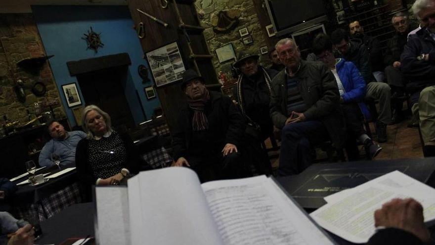 Asistentes, ayer, a la asamblea vecinal en un local de San Esteban.