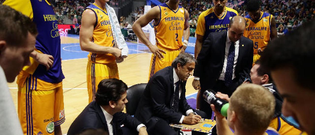 Luis Casimiro instruye a los suyos durante un tiempo muerto en el choque con Unicaja del pasado sábado.