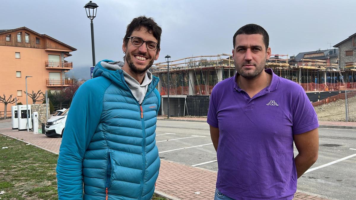 Arnau Corberó, representant del sindicat d'habitatge de Cerdanya, i Bernat Lavaquiol, portaveu d'Stop JJOO, davant d'un edifici d'habitatges en construcció a Bellver de Cerdanya