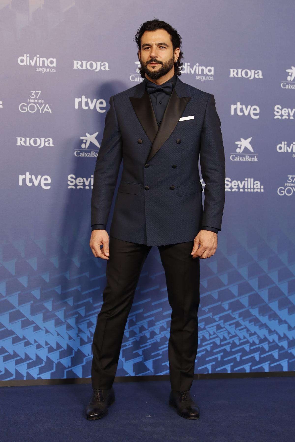 SEVILLA 11/02/2023.- El actor Antonio Velázquez posa para los medios gráficos en la alfombra roja de la XXXVII Gala de los Premios de la Academia de Cine, los Goya, que se celebra este sábado en el Palacio de Congresos y Exposiciones FIBES de Sevilla. EFE/ Jorge Zapata