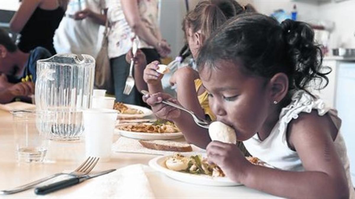 Hora de la comida en el centro cívico municipal de Can Tusell, en Terrassa, el jueves pasado.