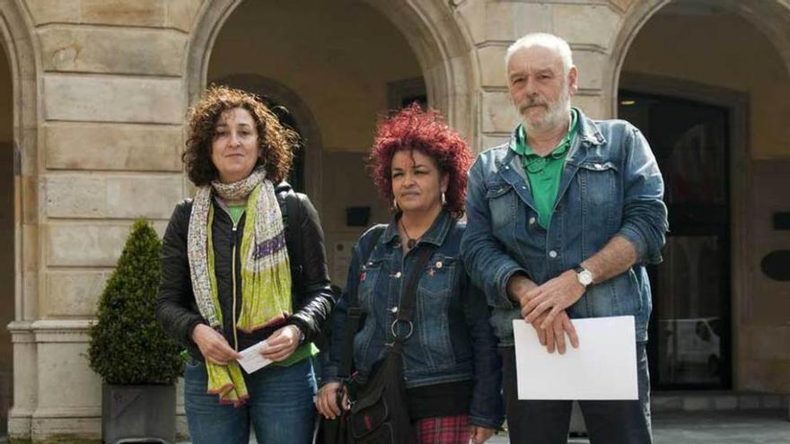 Por la izquierda, Emma Rodríguez, de SUATEA; Cristina Tuero, de CGT, y Samuel Fernández, de CSI, ayer, en la plaza Mayor.