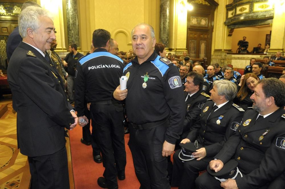 26 agentes reciben la medalla de permanencia por sus 30 años de servicio, funcionarios del cuerpo jubilados durante el 2016 fueron condecorados y otros 6, medalla a la trayectoria profesional ejemplar