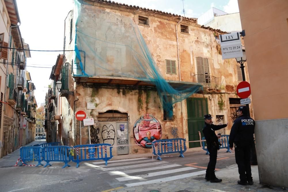 Cae parte de la fachada de un edificio abandonado en Palma