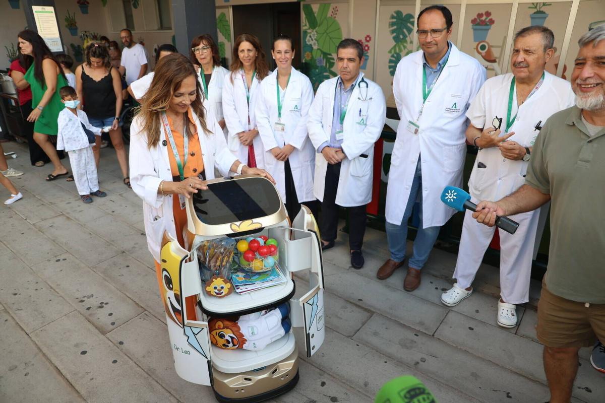 Así es Leo, el nuevo robot que canta, felicita cumpleaños y regala chucherías y sonrisas a los niños del Reina Sofía Así es Leo, el nuevo robot que canta, felicita cumpleaños y regala chucherías y sonrisas a los niños del Reina Sofía