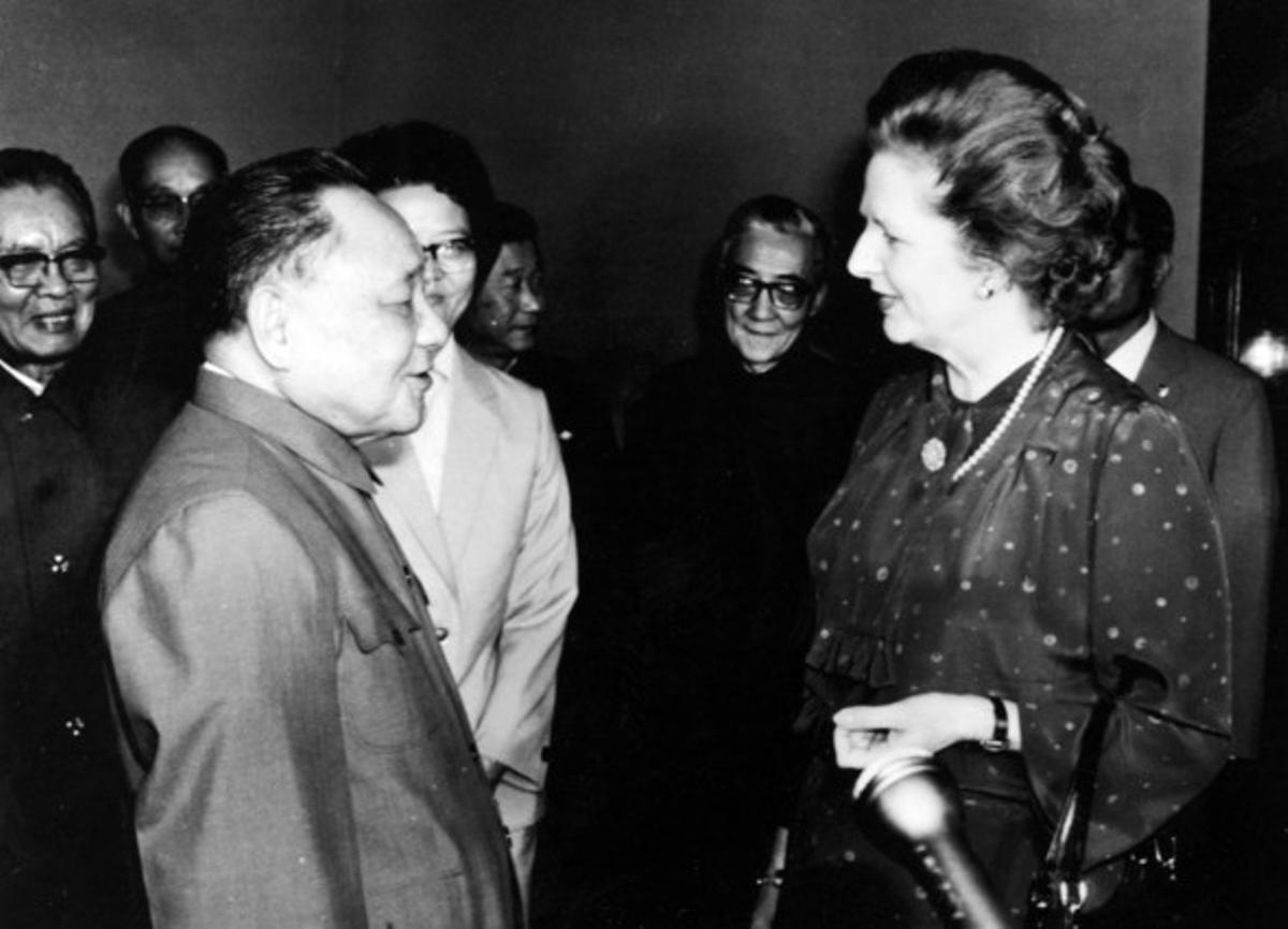 Margaret Thatcher conversa con Deng Xiaoping, en septiembre del 1982.