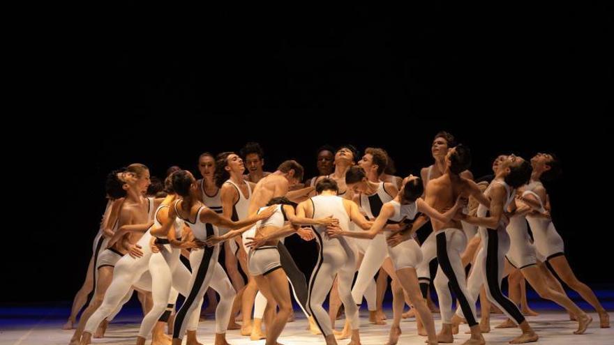 Un moment de l’actuació dels ballarins del Béjart Ballet Lausanne ahir al Festival de Peralada. | MIQUEL GONZÁLEZ / SHOOTING