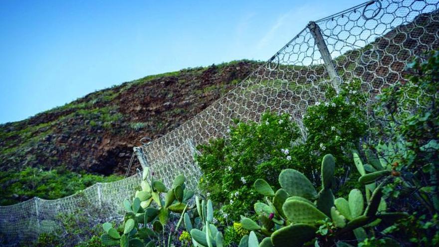 Mallas antidesprendimientos en los altos de Güimar, Tenerife. | | ANDRÉS GUTIÉRREZ