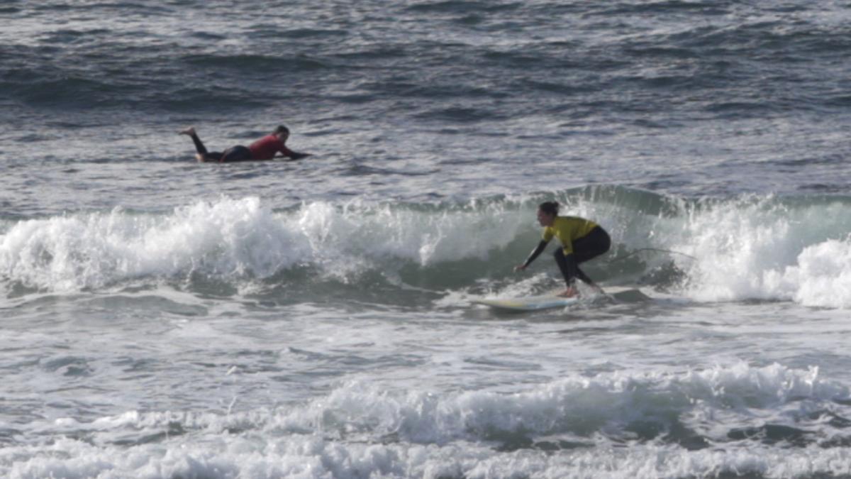 Dos surfistas en un pasado Longboard.