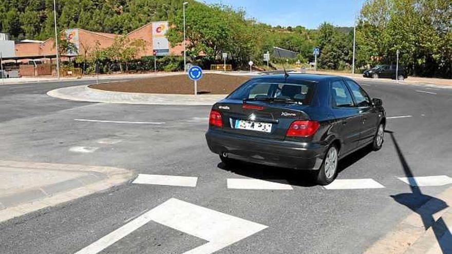 Un vehicle circulant ahir per la nova rotonda de Sant Joan