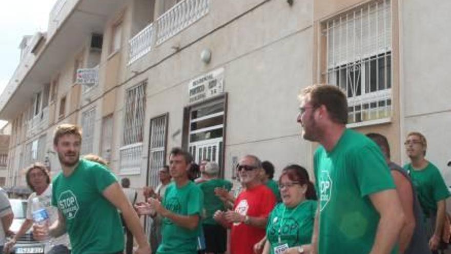 La presión en la calle aplaza 20 días el desahucio de una madre y su hija