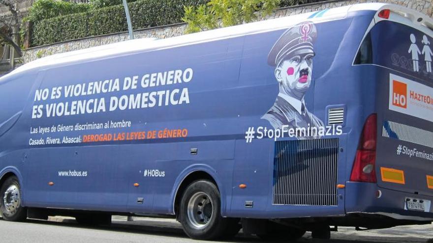 El autobús de Hazte Oír, interceptado en Valencia por la Policía Local