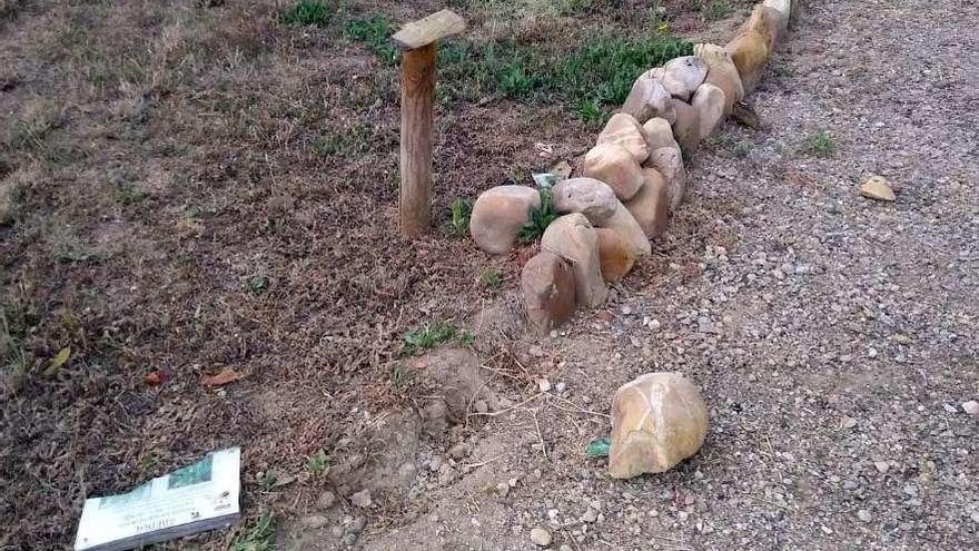 Uno de los carteles del Jardín Botánico destrozado.