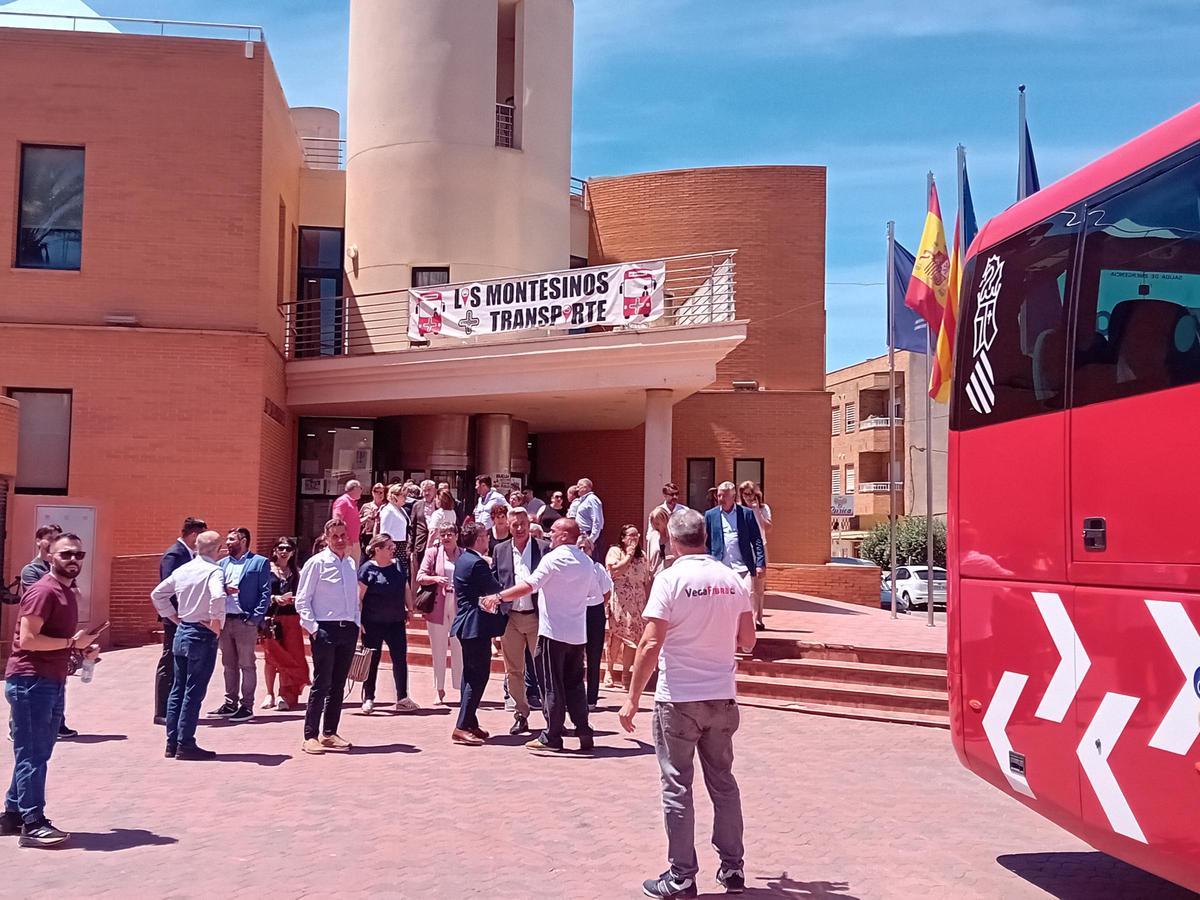 La Generalitat presenta en Los Montesinos una nueva ruta de autobuses en la Vega Baja