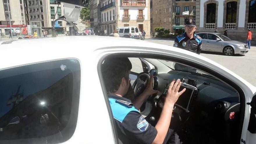 Un agente, en el interior del vehículo, en su presentación de ayer.