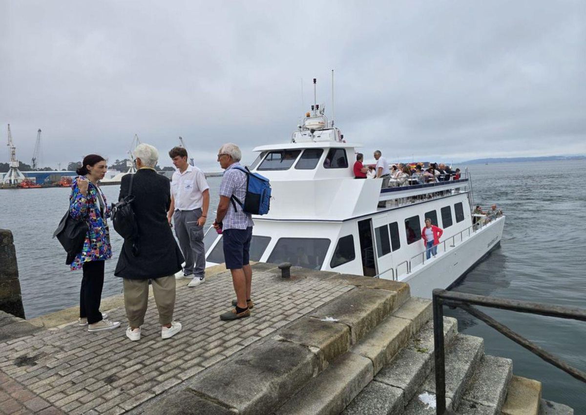 El catamarán fletado por el
Concello de Vilagarcía. |