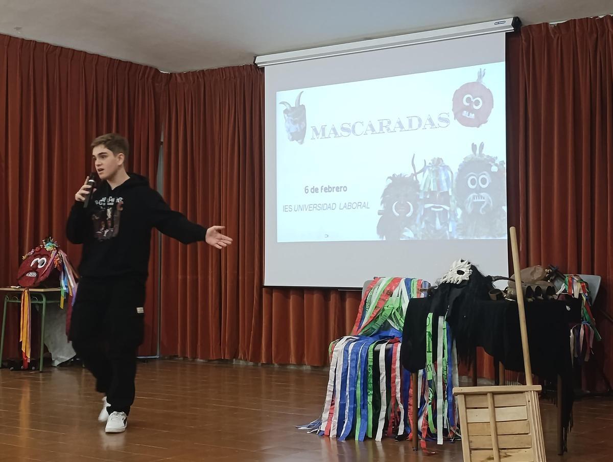 Uno de los alumnos explica una mascarada.