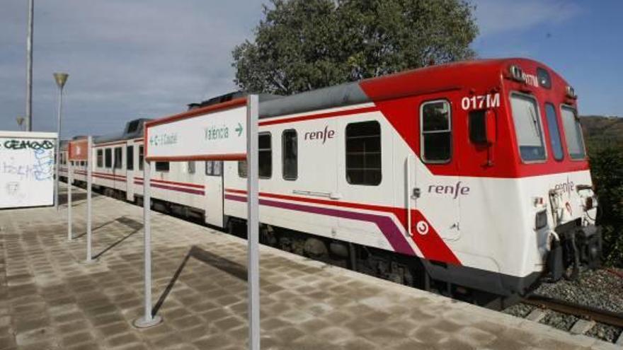 Un tren a su paso por la línea Sagunt-Zaragoza.