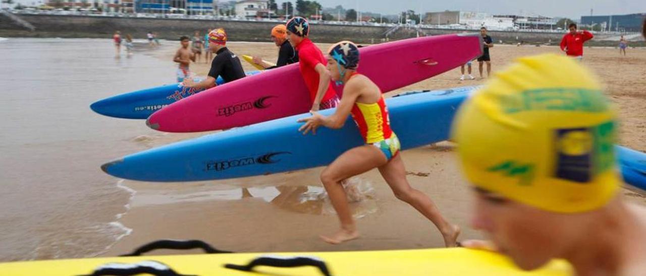 Los participantes en la concentración de la Lifeguard Race Series, ayer, en la playa de San Lorenzo,.