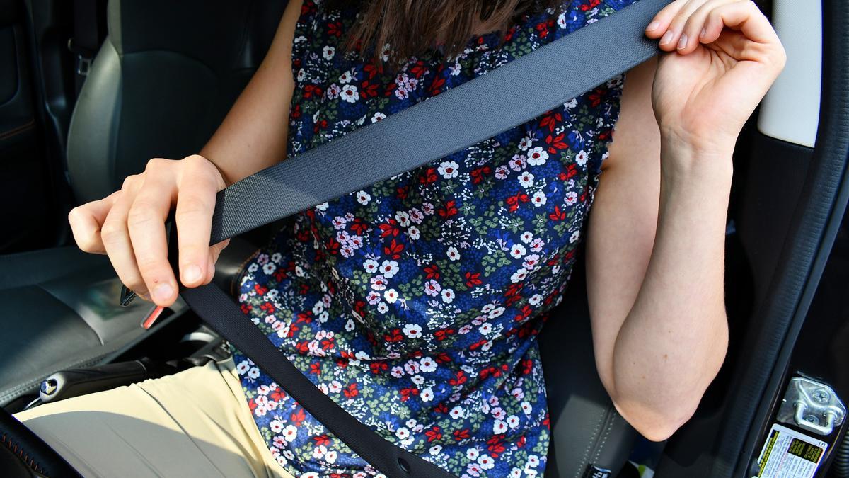 Una persona cordant-se el cinturó de seguretat del cotxe