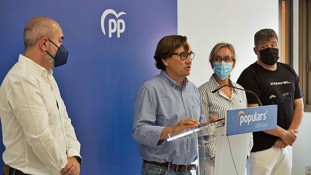 El portavoz municipal del PP, Javier Marí, junto a algunos concejales de su grupo.