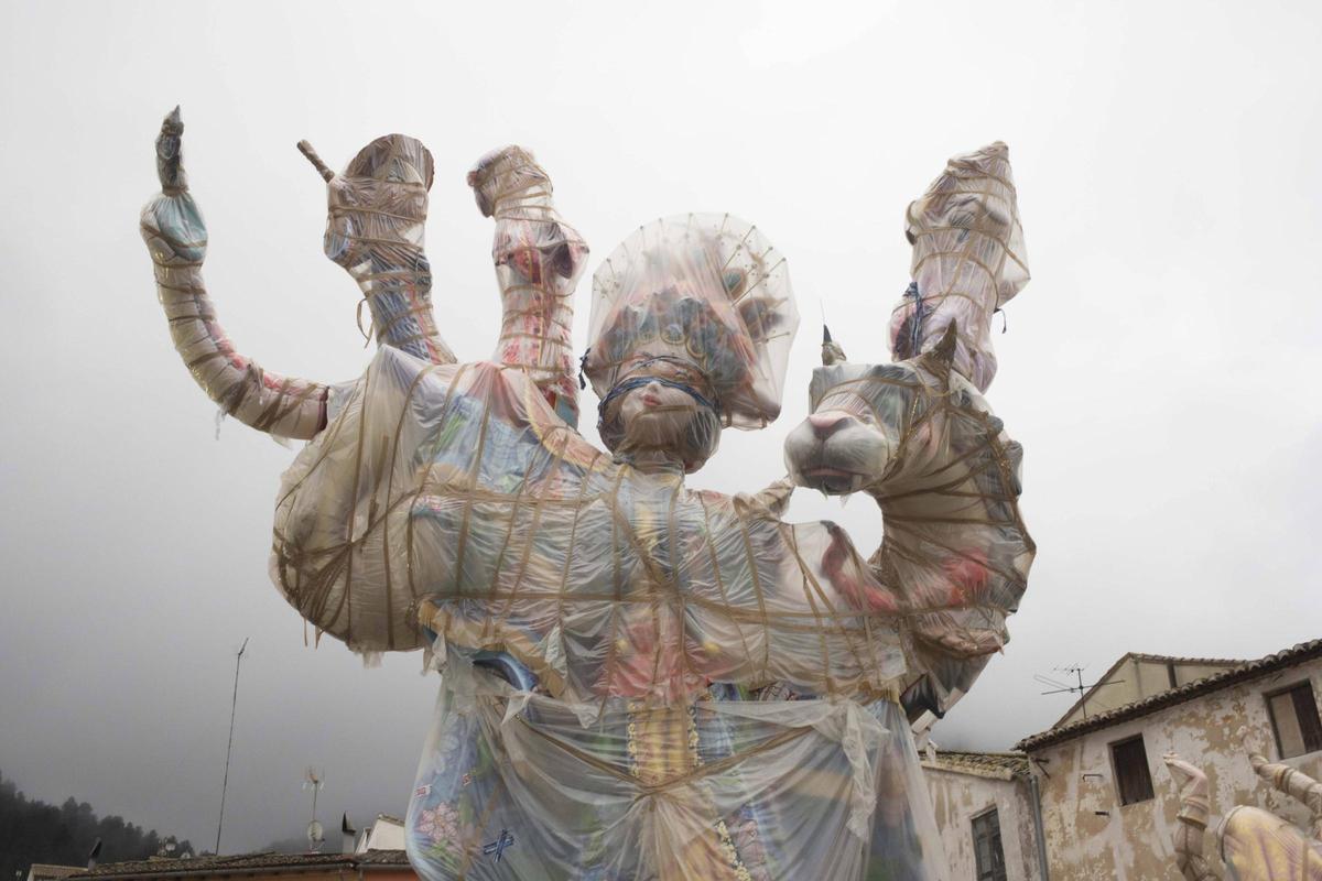 La falla Raval de Xàtiva, resguardada de la lluvia.