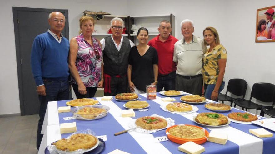 Las ganadoras del primer concurso de cocina de El Tablero ayer en el Centro de Mayores.