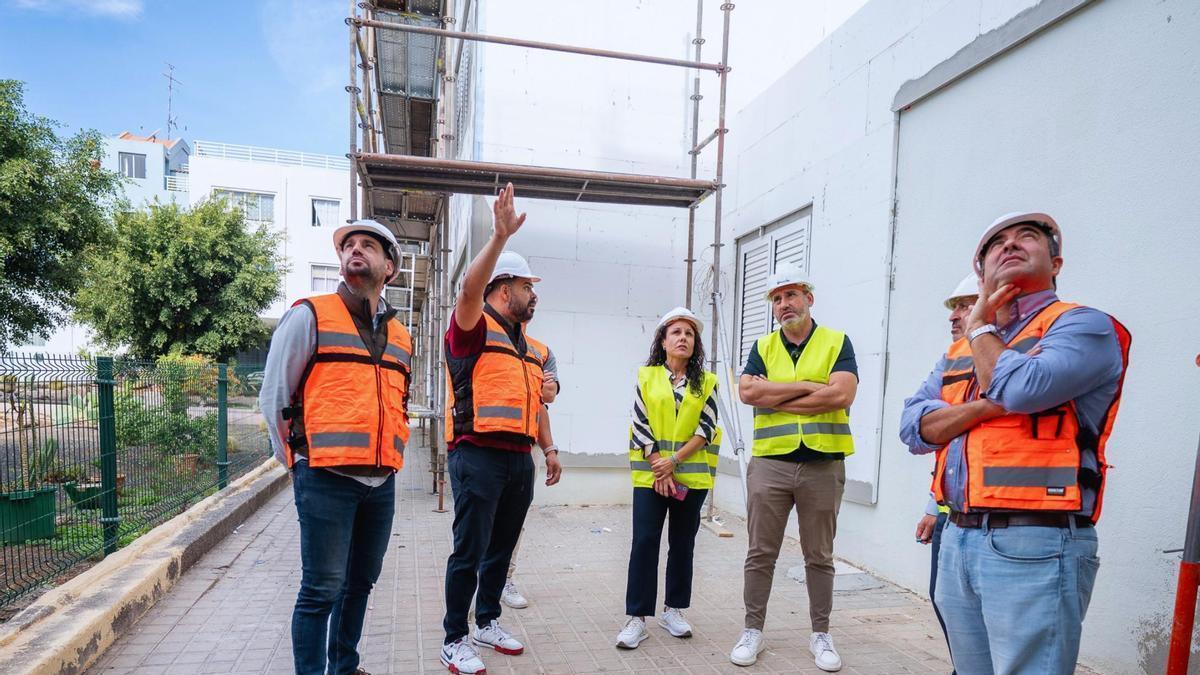 El primer teniente de alcalde, Alejandro Marcihal y la concejala de Vivienda, Lucía Jiménez, durante su visita a la urbanización La Paz en diciembre de 2025.