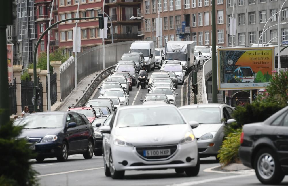 Atasco en Linares Rivas por las obras en un carril