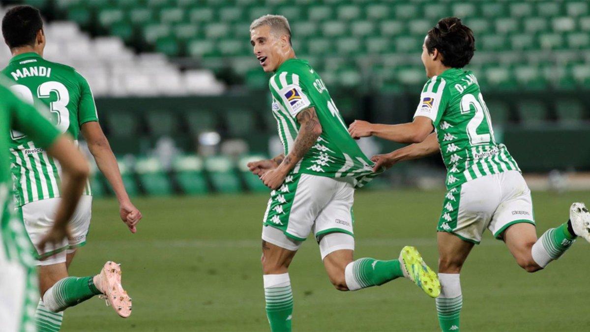 Cristian Tello, felicitado por sus compañeros tras marcar el segundo gol del Betis