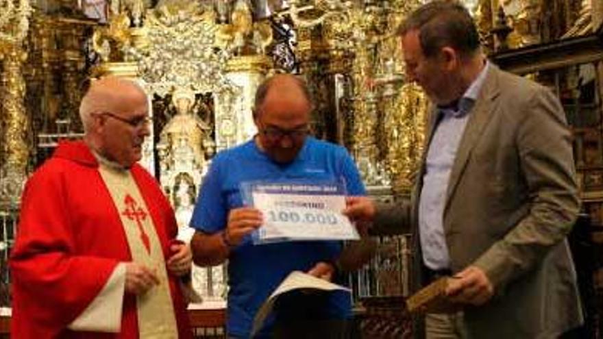 José Rodriguez Martínez, recibiendo el diploma al peregrino 100.000.