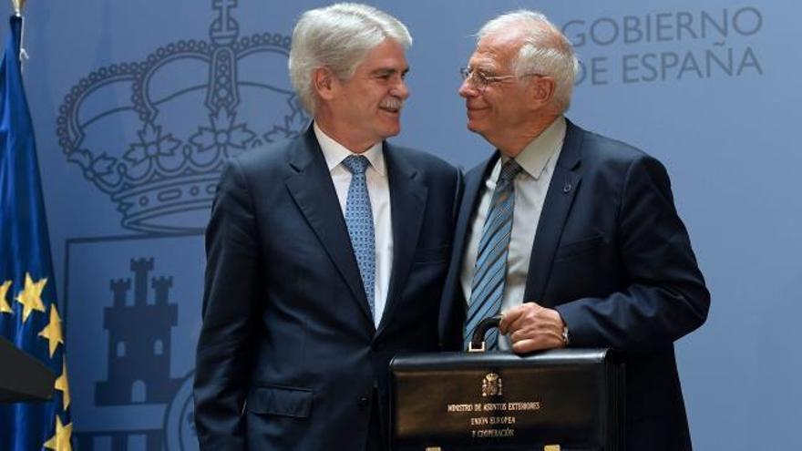 Borrell coge el relevo de Exteriores de la mano de su "amigo" Dastis