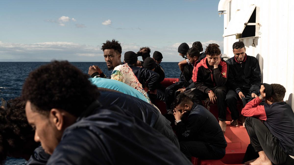 Migrantes descansando a bordo del barco de rescate &quot;Ocean Viking&quot; de la organización humanitaria marítima europea &quot;SOS Mediterranee&quot; en aguas internacionales en el golfo de Catania