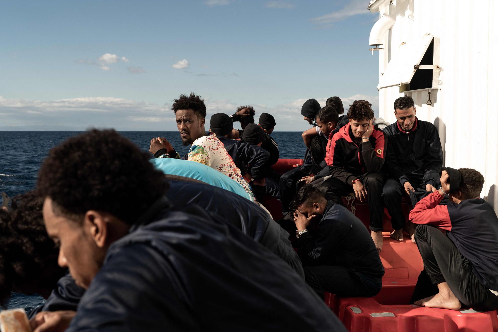 Migrantes descansando a bordo del barco de rescate &quot;Ocean Viking&quot; de la organización humanitaria marítima europea &quot;SOS Mediterranee&quot; en aguas internacionales en el golfo de Catania