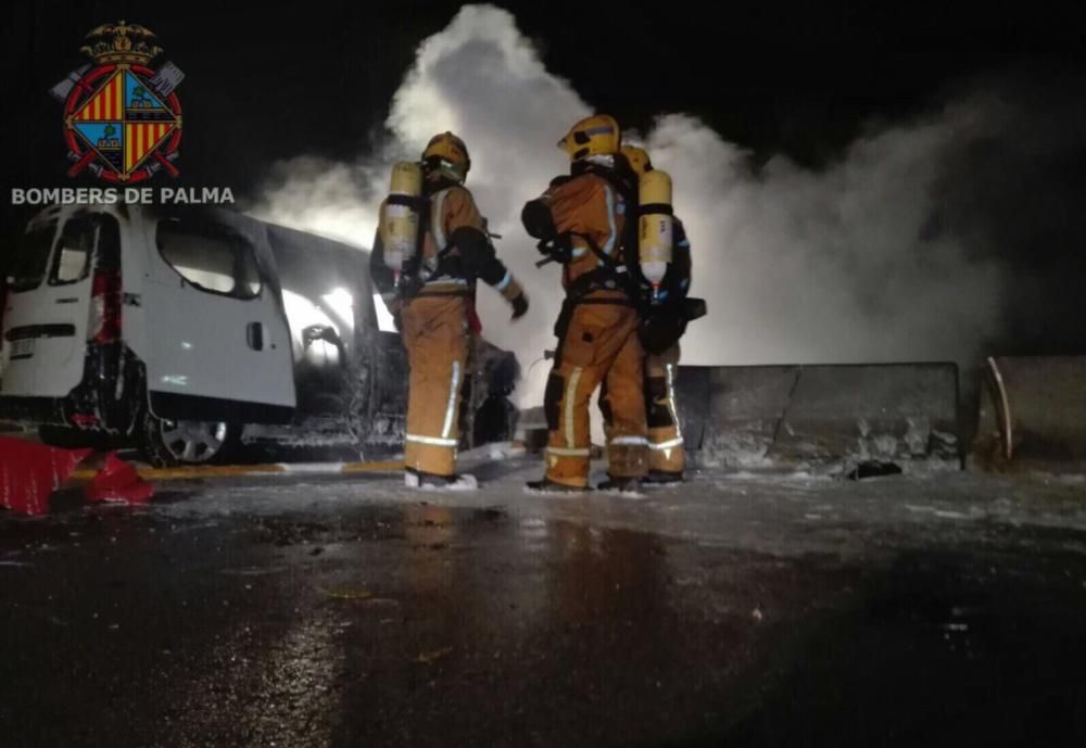 Un coche arde en el segundo cinturón de Palma