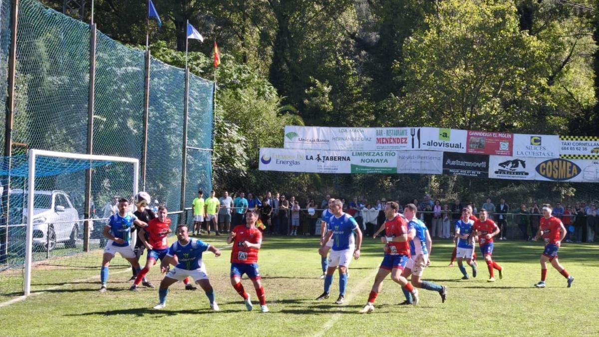 Un momento del partido entre Cornellana y Salas en Vistalegre.
