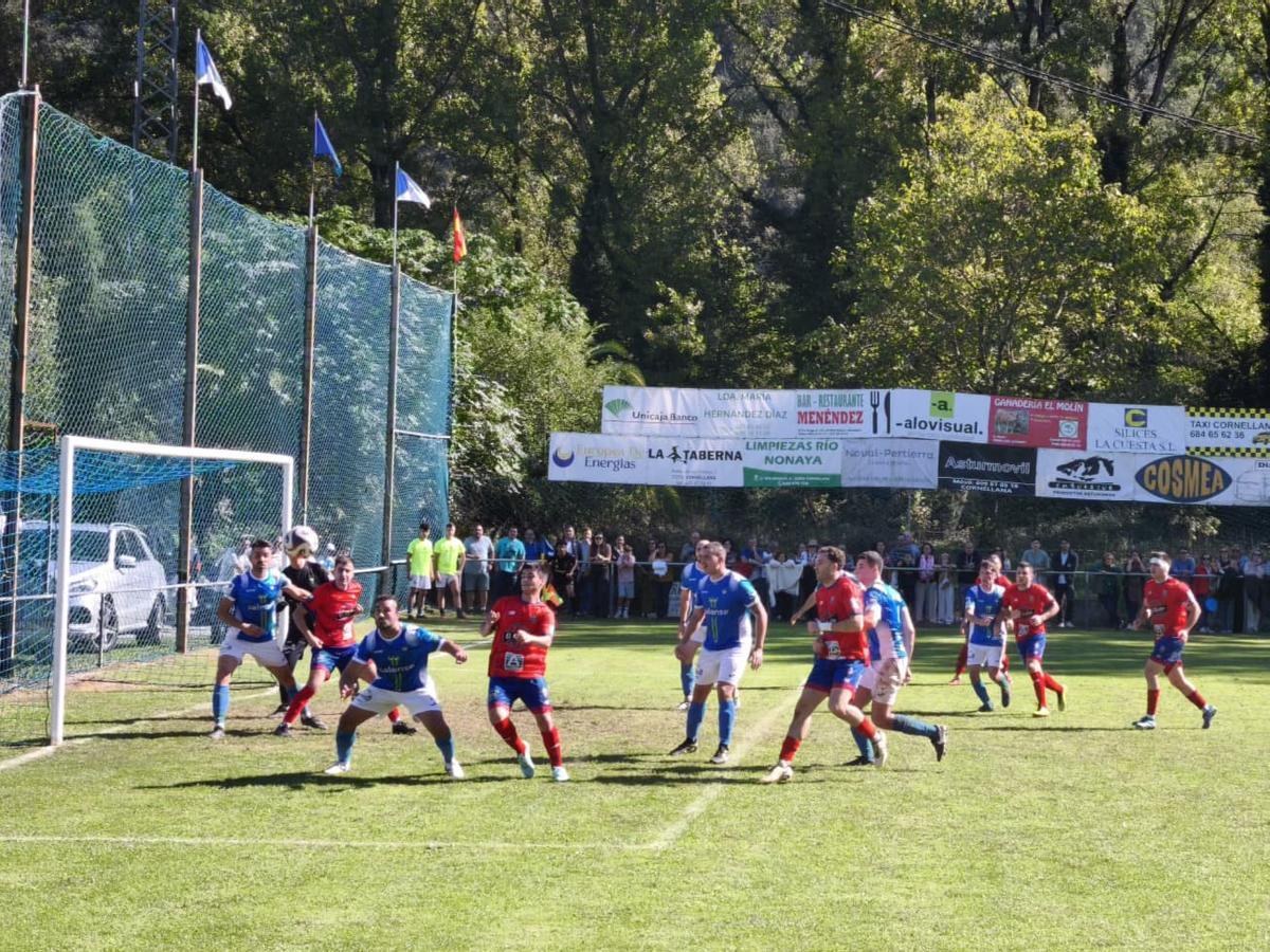 Un instante del partido de la primera vuelta entre Cornellana y Salas en Vistalegre.