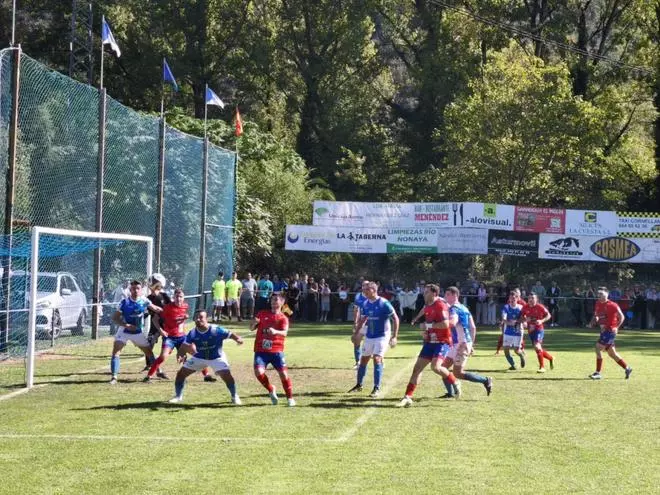 El partido de la jornada se juega en El Zaguán: Tres puntos separan al Salas y al Cornellana, que se ven las caras en lo alto de la tabla