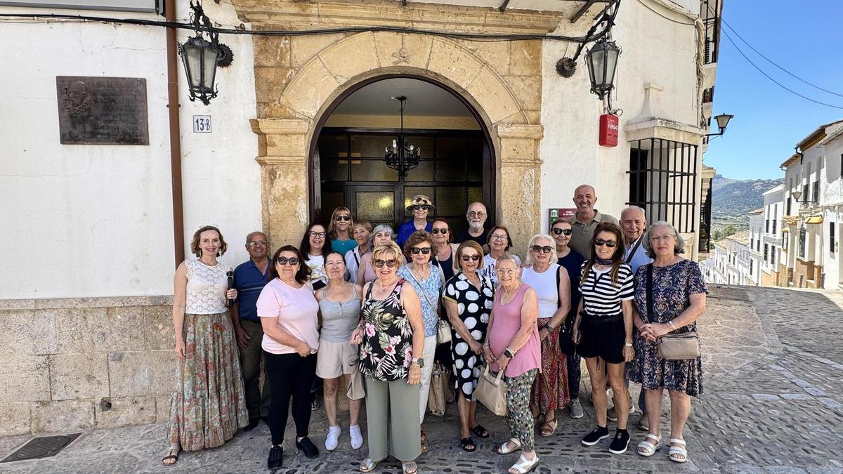 Los participantes del taller fotográfico posan en la puerta del CPA Mayores de Ronda.