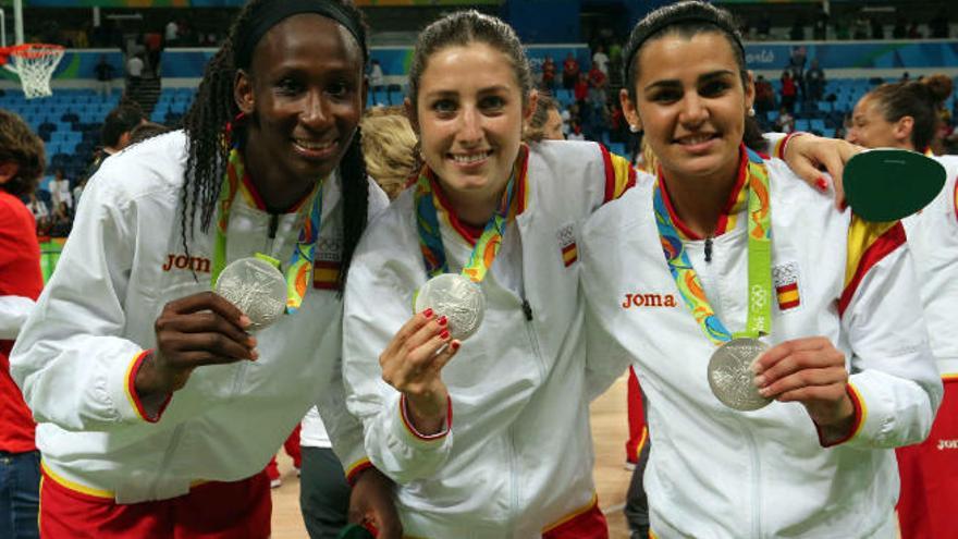 De i. a d. Astou Ndour, Leonor Rodríguez y Leticia Romero, muestran su medalla de plata en los Juegos de Río 2016.