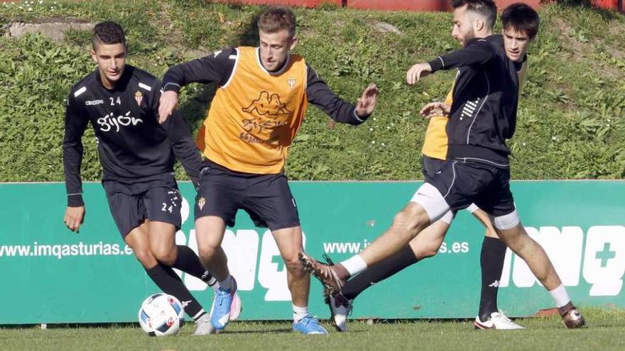 Álex Barrera supera a Álex Menéndez en presencia de Rachid y Pablo Pérez.