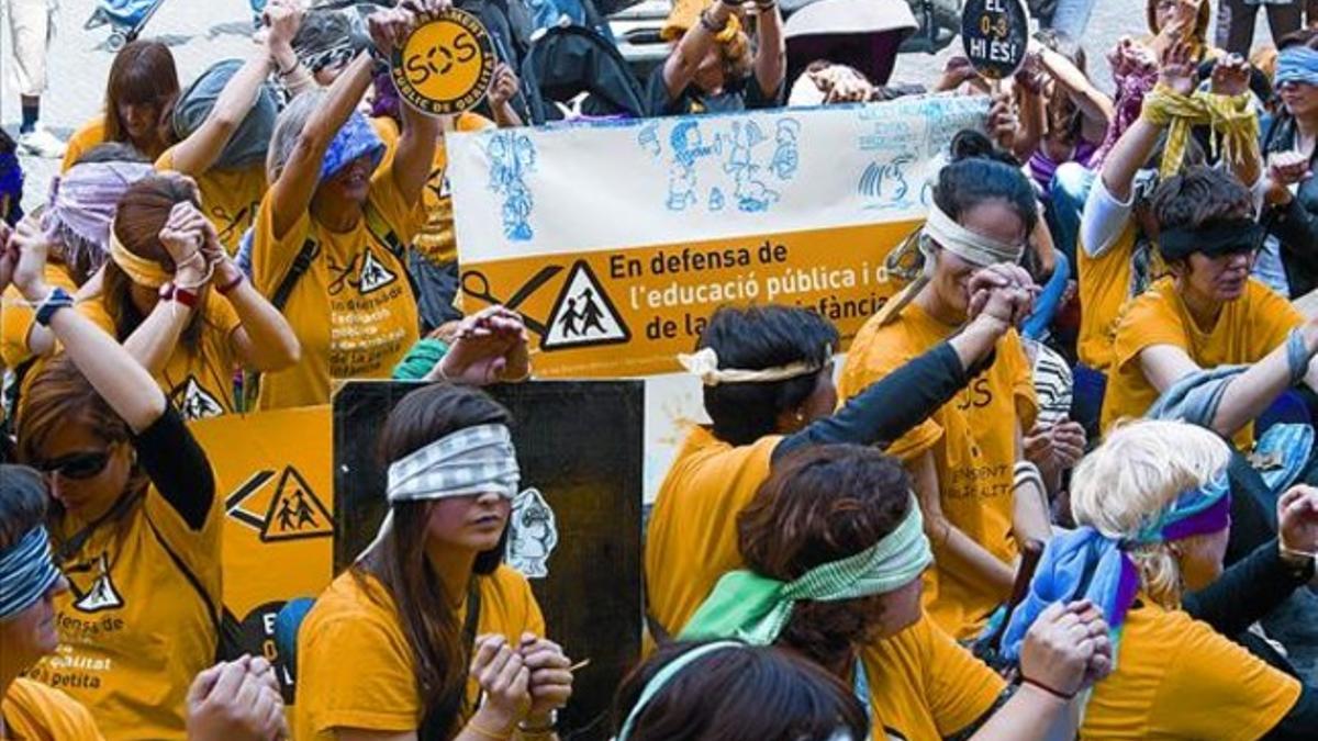 Protesta de trabajadores de las guarderías municipales contra los recortes, el pasado mes de mayo.